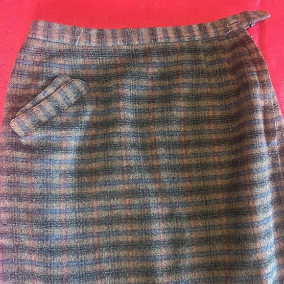 Vintage, half lined, side pocket, wool skirt. - Picture 3 of 9